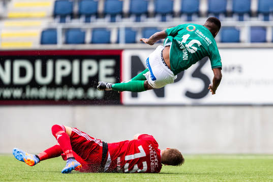 Brages Samouil Izountouemoi och Gefles målvakt Robin