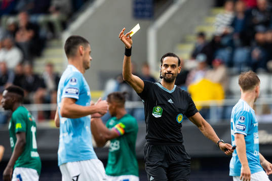 Domare Farouk Nehdi delar ut ett gult kort till Gefles