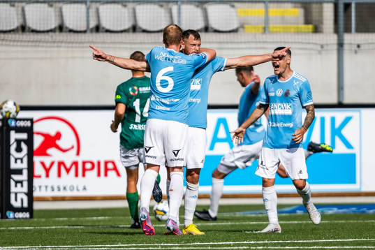 Gefles Leo Englund jublar med lagkamrater