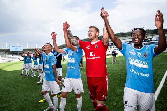 Gefles målvakt Robin Wallinder jublar med lagkamrater