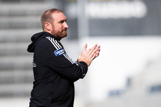 Gefles tränare Mikael Bengtsson jublar