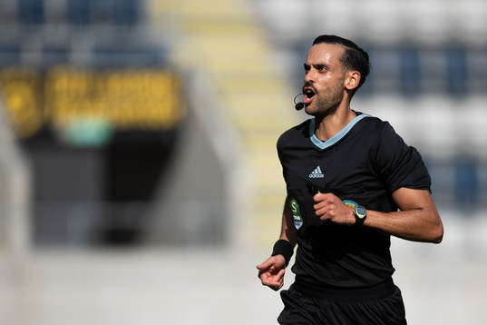 Domare Farouk Nehdi avbryter matchen tillfälligt