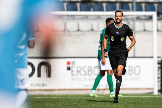 Domare Farouk Nehdi avbryter matchen tillfälligt