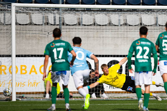 Brages målvakt Viktor Frodig släpper in 2-0 av Gefles Leo