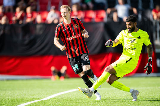 Brommapojkarnas Tim Waker och Värnamos målvakt Jonathan