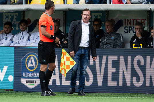Sirius tränare Christer Mattiasson diskuterar med