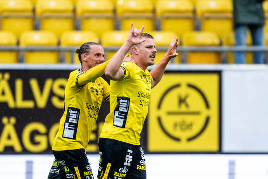 Elfsborgs Per Frick jublar med Niklas Hult