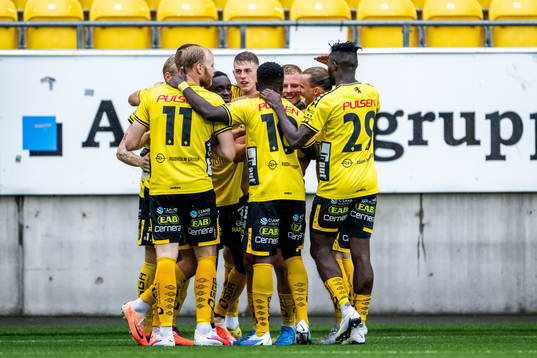 Elfsborgs Per Frick jublar med lagkamrater