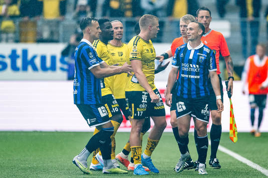 Elfsborgs Per Frick och Sirius Aron Bjarnason i diskussion