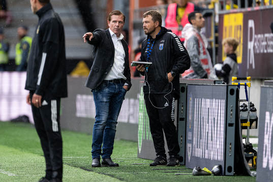 Sirius tränare Christer Mattiasson diskuterar med