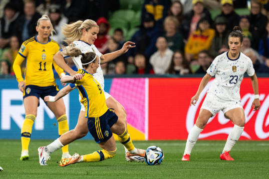 Kosovare Asllani of Sweden and Lindsey Horan of USA