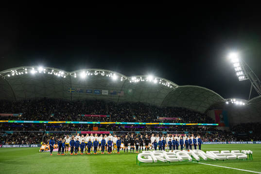 Players of Sweden and USA