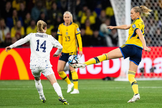 Emily Sonnett of USA and Fridolina Rolfö of Sweden