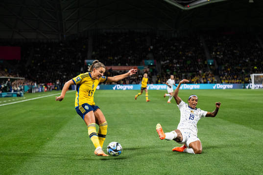 Johanna Rytting Kaneryd of Sweden and Crystal Dunn of USA