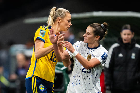Fridolina Rolfö of Sweden and Emily Fox of USA