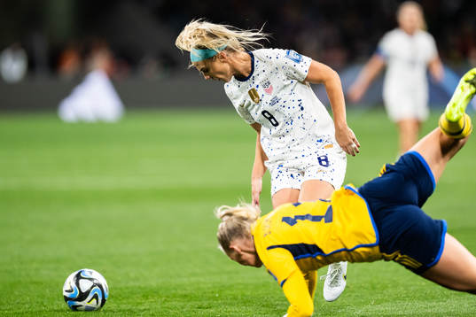 Julie Ertz of USA and Stina Blackstenius of Sweden