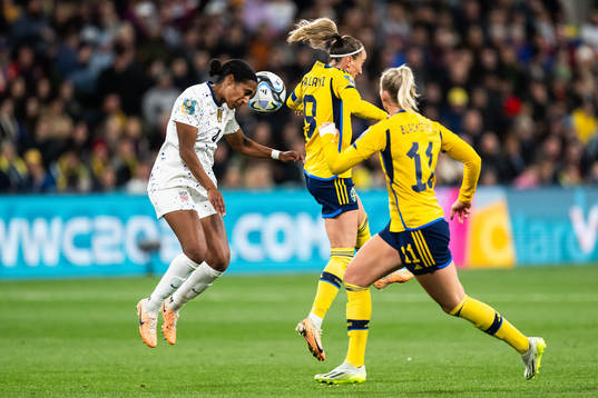 Naomi Girma of USA and Kosovare Asllani of Sweden