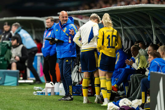 Assistant coach Magnus Wikman, Lina Hurtig and Sofia
