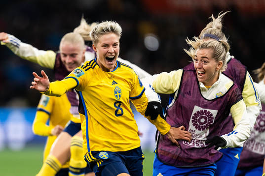 Lina Hurtig of Sweden celebrate with team mates