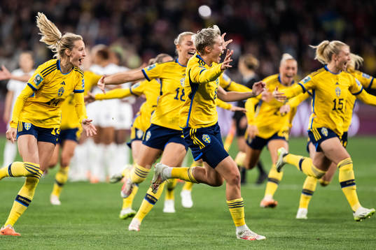 Lina Hurtig of Sweden celebrate with team mates