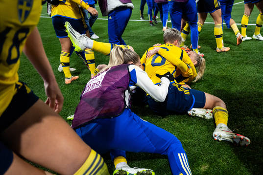 Lina Hurtig of Sweden celebrate with team mates