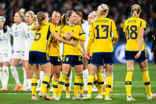 Magdalena Eriksson celebrate with team mates
