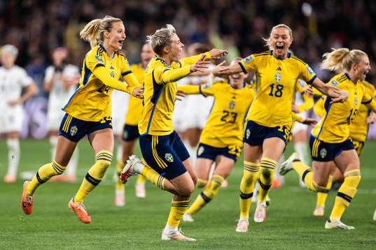 Lina Hurtig of Sweden celebrate with team mates