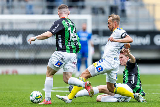 GIF Sundsvalls Pontus Engblom mot GAISs Dino Salihovic och