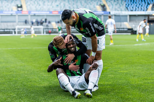 GAISs Richard Emeka Friday jublar med Julius Lindberg och