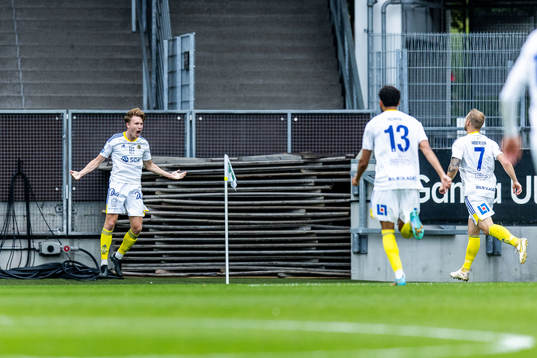 GIF Sundsvalls Marcus Burman jublar med lagkamrater