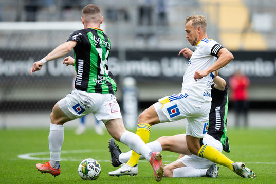 GIF Sundsvalls Pontus Engblom mot GAIS  Dino Salihovic och
