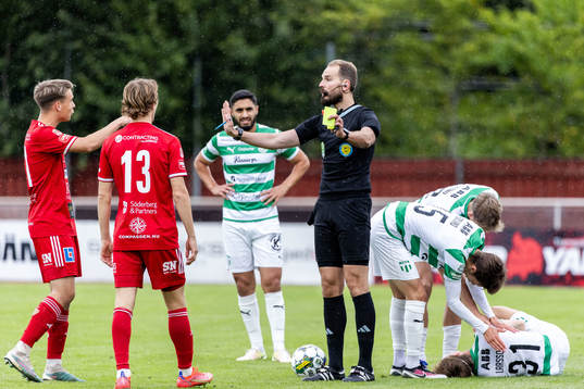 Skövde AIKs spelare i diskussion med domare Andreas
