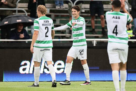 Västerås SKs Olle Edlund jublar med lagkamrater