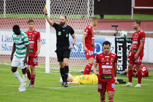Västerås SKs Ibrahim Yalatif Diabaté får ett gult kort