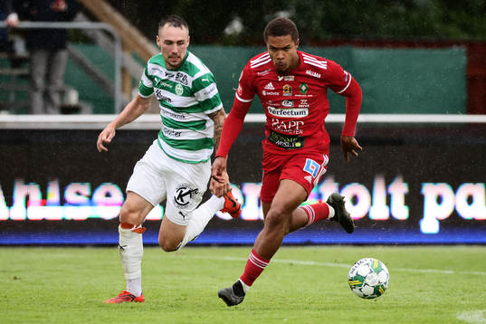 Västerås SKs Filip Tronet och Skövde AIKs Darrell Kamdem