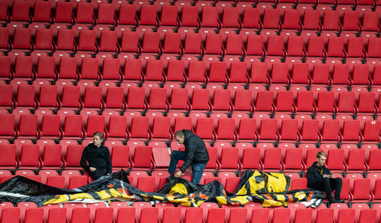 AIKs supportrar förbereder ett tifo