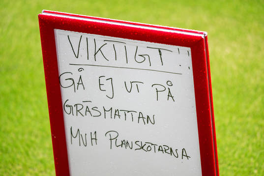 En skylt som förkunnar att det är förbjudet att beträda