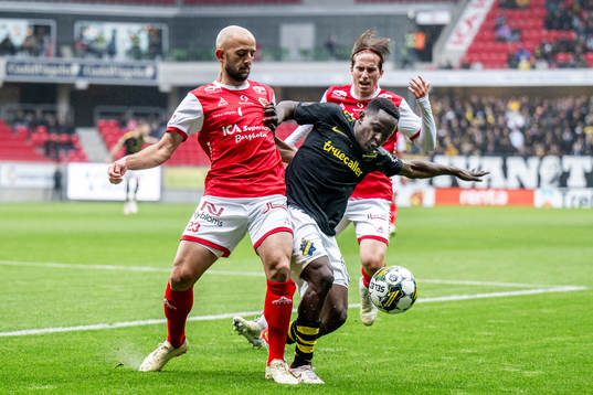 Kalmars Robert Gojani och AIKs Erick Otieno
