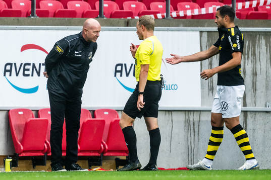 AIKs tränare Henning Berg i diskussion med domare Fredrik