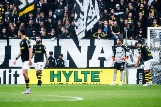 AIKs Jimmy Durmaz  och målvakt Kristoffer Nordfeldt deppar