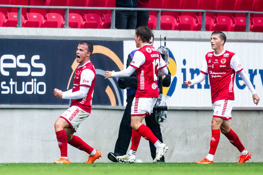 Kalmars Simon Skrabb jublar med lagkamrater