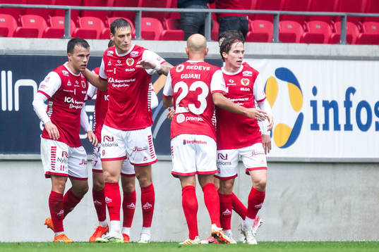 Kalmars Simon Skrabb jublar med lagkamrater