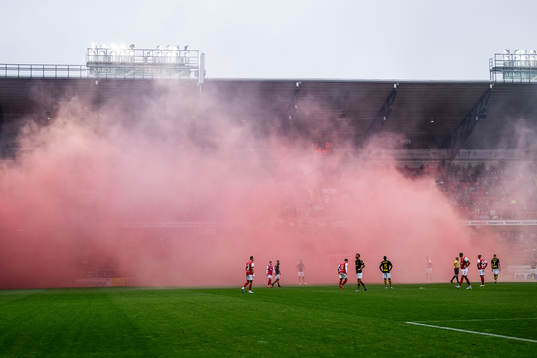 Supportrar bränner pyroteknik