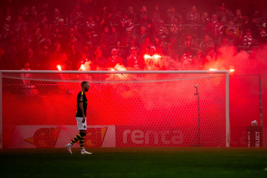 Supportrar bränner pyroteknik