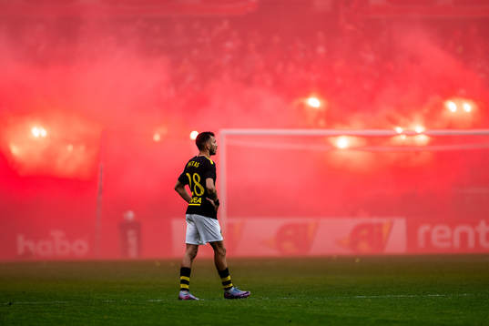 Supportrar bränner pyroteknik