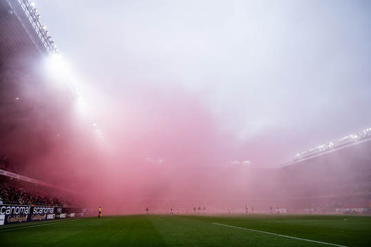 Supportrar bränner pyroteknik