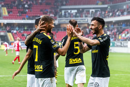 AIKs Ioannis Pittas jublar med lagkamrater