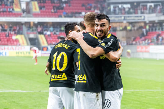 AIKs Ioannis Pittas jublar med lagkamrater