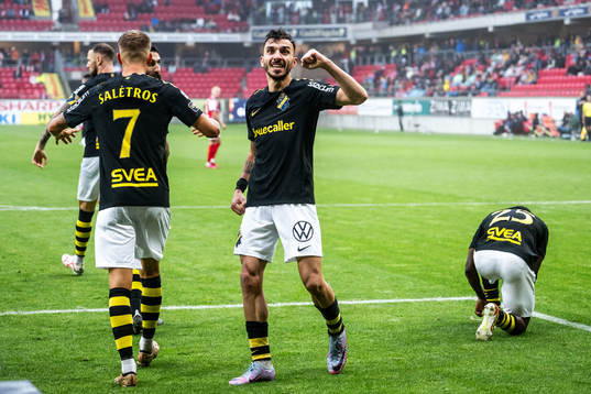 AIKs Ioannis Pittas jublar med lagkamrater