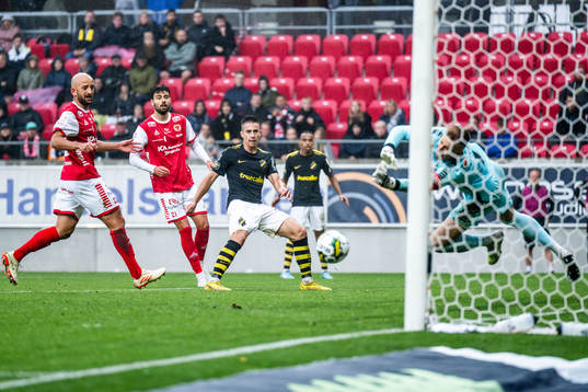 AIKs Dino Besirovic och Kalmars målvakt Ricardo Friedrich